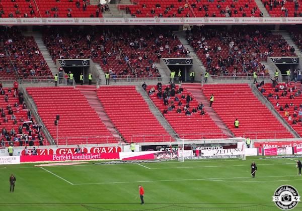 VfB Stuttgart-Fans sitzen mit Abstand zueinander im Neckarstadion in Stuttgart.