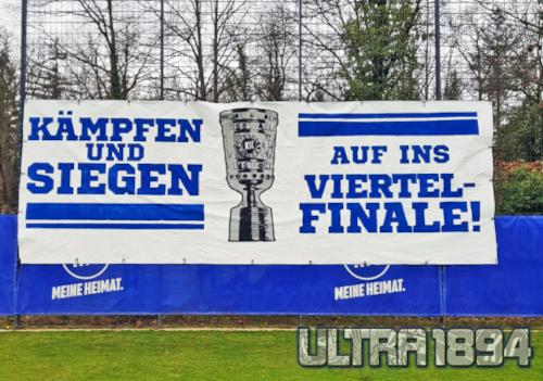 „KÄMPFEN UND SIEGEN - AUF INS VIERTELFINALE“-Plakat mit dem DFB-Pokal in der Mitte.