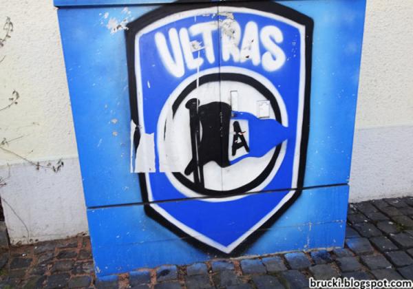 "Ultras"-Schriftzug samt Arminia-Wappen gesprüht auf einen Stromkasten.