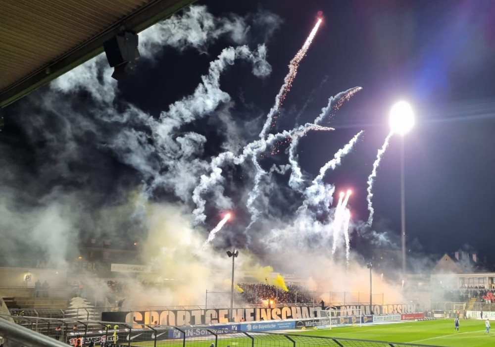 Sportgemeinschaft Dynamo Dresden“-Feuerwerk - Faszination Fankurve