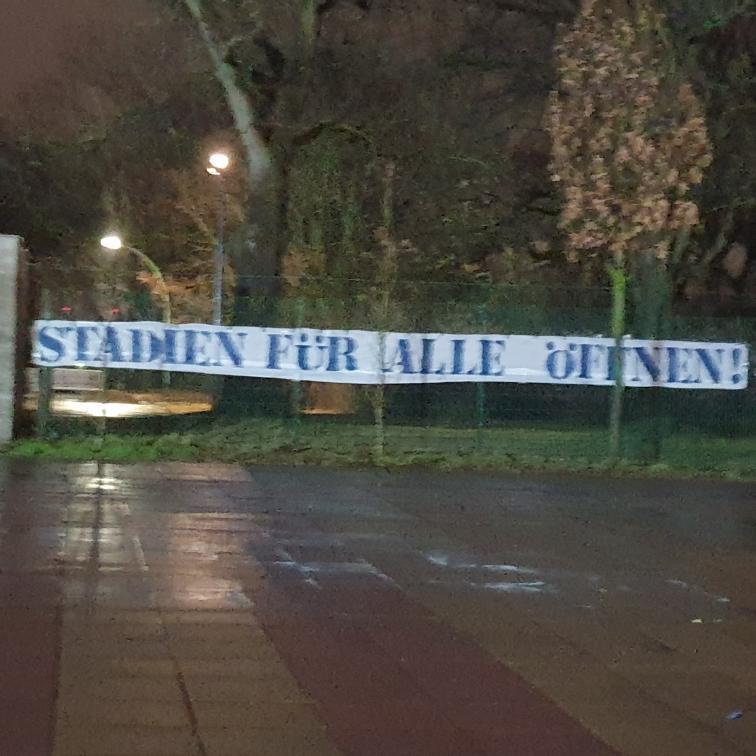 Plakat am Sonntag am Olympiastadion beim Heimspiel von Hertha BSC gegen RB Leipzig.