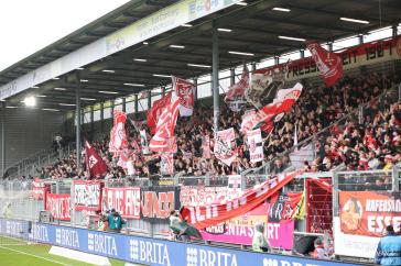 Rot-Weiss Essen-Fans beim Auswärtsspiel in Wiesbaden.
