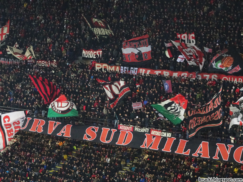 "Curva Sud Milano"-Banner. Dahinter Fans und Fahnen.