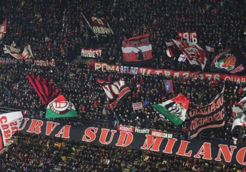 "Curva Sud Milano"-Banner. Dahinter Fans und Fahnen.