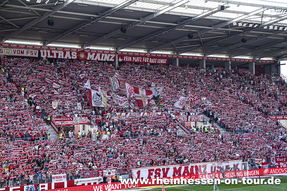 Die Zaunfahne der Chaos Boys Mainz beim Heimspiel gegen den VfB Stuttgart im September 2023. An dieser Stelle hängt nun die Rheingold-Fahne.