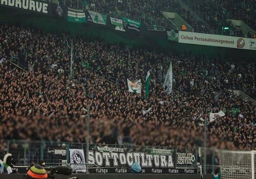Die Sottocultura Ultras traten im Borussia-Park zuletzt als Gruppe auf und versammelten sich wie hier hinter der eigenen Zaunfahne.