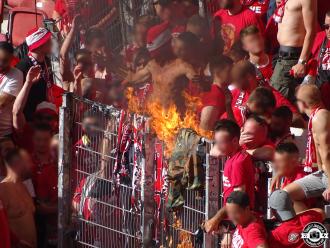 Geklautes VfB-Fanmaterial ging im Gästeblock in Flammen auf.