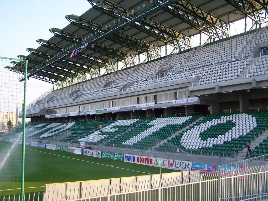 Foto von der Haupttribüne des Stadions in Györ mit weißem Ober- und grünem Unterrang.