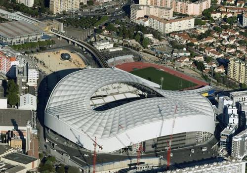 Luftbild des Stade Velodrome mit Teilen der Stadt Marseille.