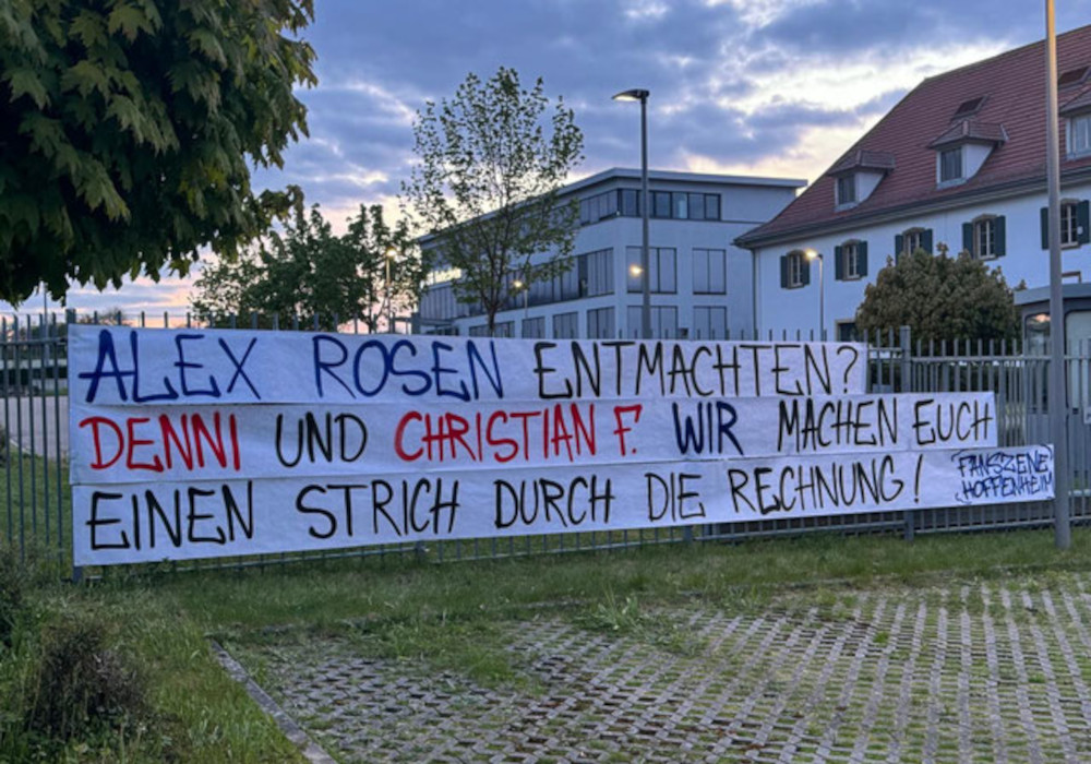 „Alex Rosen entmachten? Denni und Christian F. wir machen euch einen Strich durch die Rechnung!“-Spruchband der Fanszene Hoffenheim am Trainingsgelände der TSG.