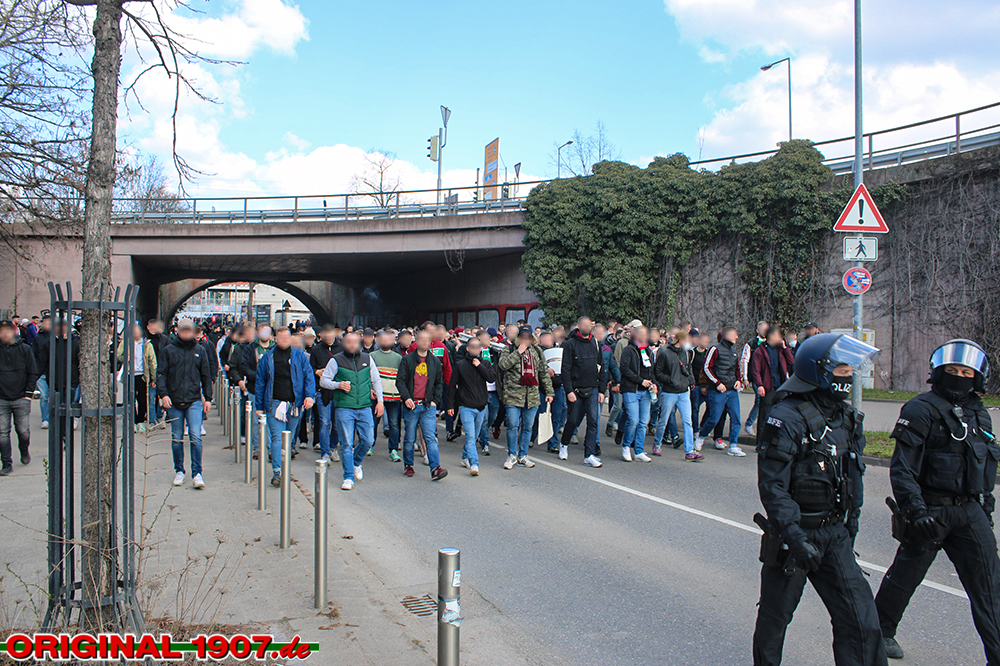 Marsch der FCA-Fans zum Neckarstadion.