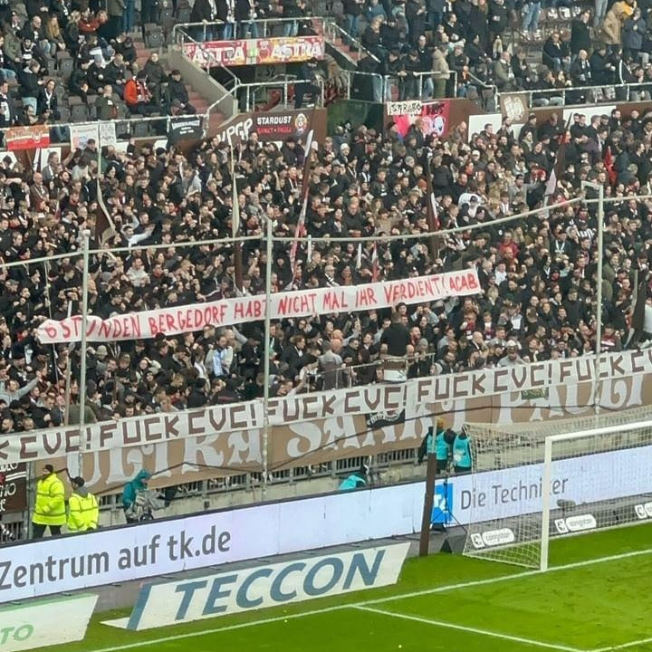 „6 Stunden Bergedorf habt nicht mal ihr verdient!“-Spruchband der FC St. Pauli-Fans beim Heimspiel gegen Braunschweig kritisieren den Polizei-Einsatz gegen HSV-Fans.