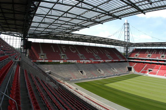 Blick auf die leere Südkurve im Müngersdorfer Stadion in Köln.