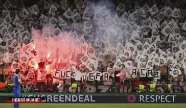 Botschaft der SGE-Fans in Richtung UEFA und Polizei nachdem vorm Spiel weiße Folie entfernt wurde.