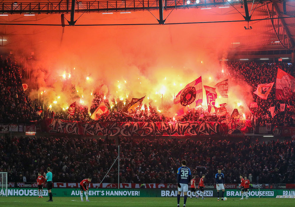 Pyroshow der FCK-Fans beim letzten Auswärtsspiel in Hannover.