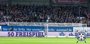 Die aktiven Holstein Kiel-Fans hatten zuletzt den Support auf der Westtribüne eingestellt und das Stadion verlassen.