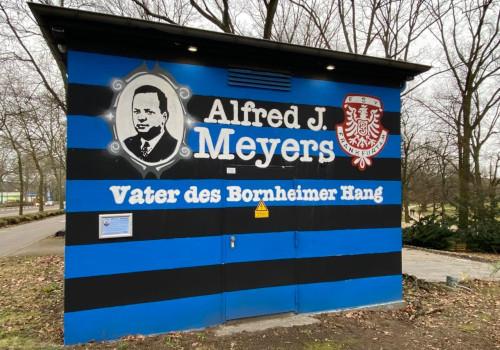 Wandbild mit "Alfred J. Meyers"-Schriftzug, einem Bild von Alfred J. Meyers sowie dem FSV Frankfurt-Wappen.