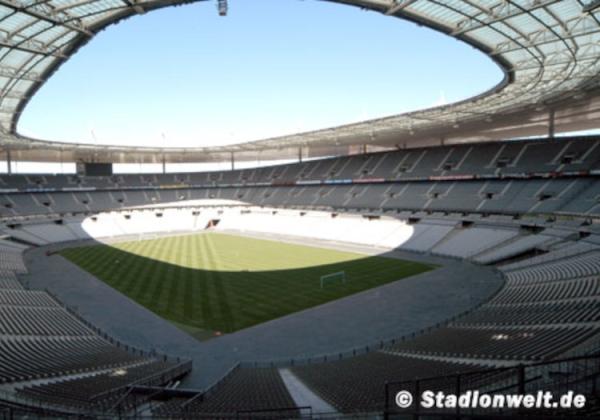 Blick ins leere Stade de France.