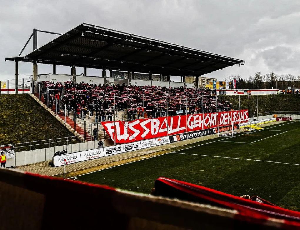 Fußball gehört den Fans“ FSV Zwickau-Fanszene will durch bundesweite Hilfe den eigenen Verein retten