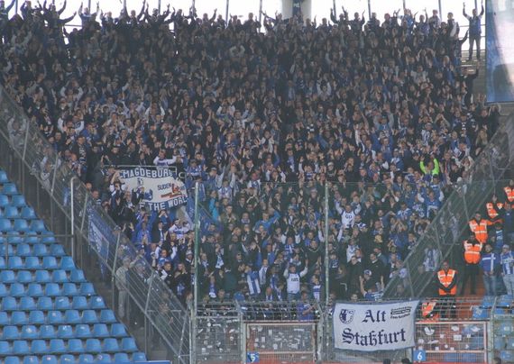 Der mit FCM-Fans gefüllte Gästeblock im Ruhrstadion.