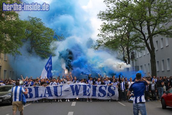 Hertha BSC-Fans bei Fanmarsch hinter einem "Blau-Weiss"-Banner.