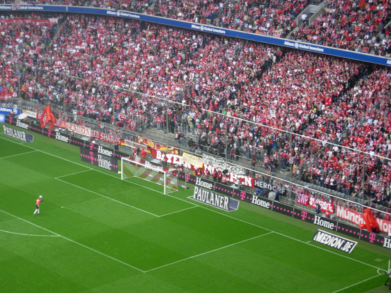 Die damals neue Bayern München-Zaunfahne in der Südkurve München zu Beginn der Saison 2007/2008.
