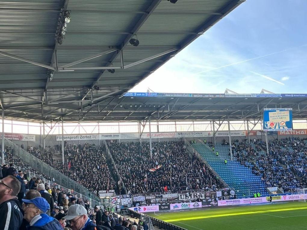 FC St. Pauli-Fans beim Auswärtsspiel in Magdeburg.