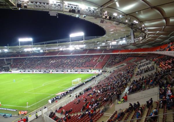 Das nur teilweise gefüllte Neckarstadion. Morgen dürfen hier bis zu 25.000 Fans rein.