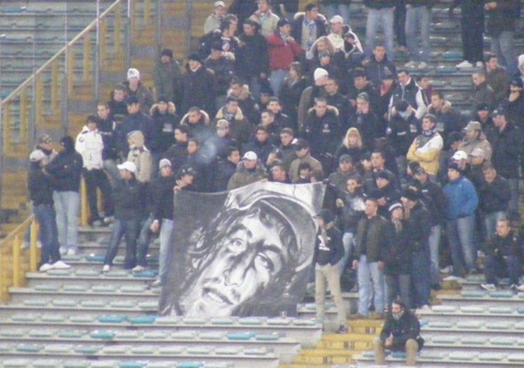 Lazio-Fans mit einem Bild des Verstorbenen.