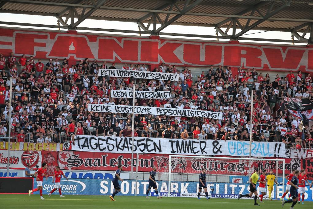 Spruchband in der HFC-Fankurve zum Thema Tageskasse beim TSV 1860 München.