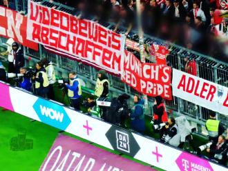 Fahne der FC Bayern-Fans mit Botschaft gegen den Videobeweis.