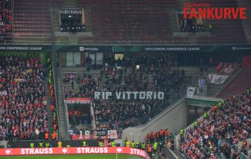 Gedenkplakat für erschossenen Ultra aus der Curva Nord von Inter Mailand.