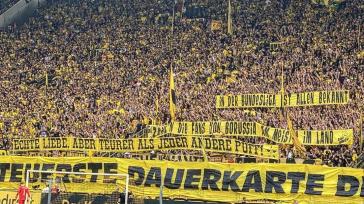 Spruchbänder von The Unity und Desperados Dortmund.