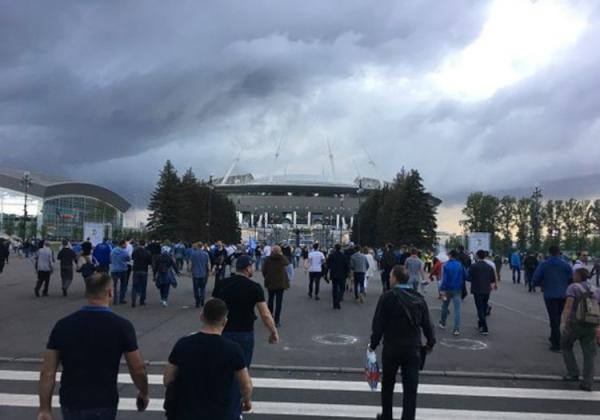 Fans auf dem Weg ins Stadion in St. Petersburg. Hier findet das Finale der Königsklasse statt.