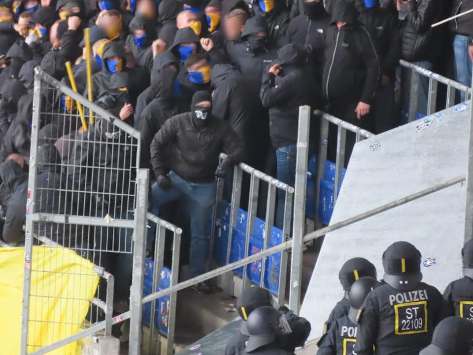 Polizei beim Niedersachsenderby im Niedersachsenstadion steht am Gästeblock den Fans von Eintracht Braunschweig gegenüber.
