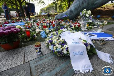 Gedenkaktion der HSV-Fans an der Bronzestatur des Fußes von Uwe Seeler im Volkspark.