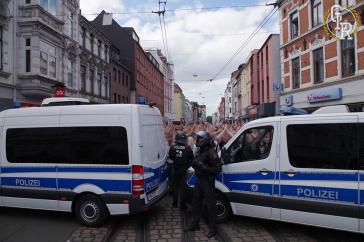 Kurz nach Beginn stoppte die Polizei den Marsch der Werder-Fans.