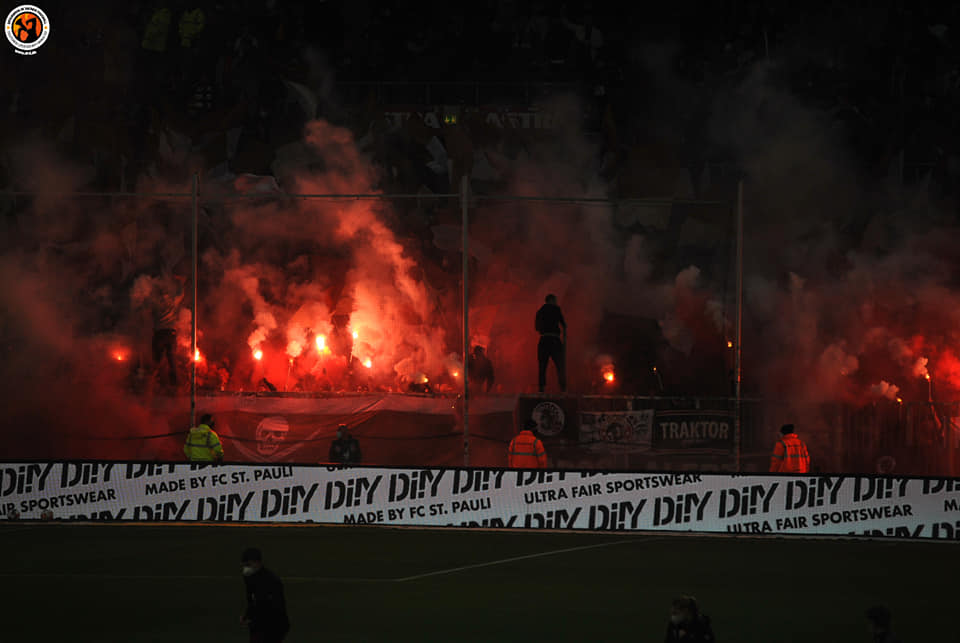 Pyroshow in der Südkurve beim Heimspiel des FC St. Pauli gegen Darmstadt.