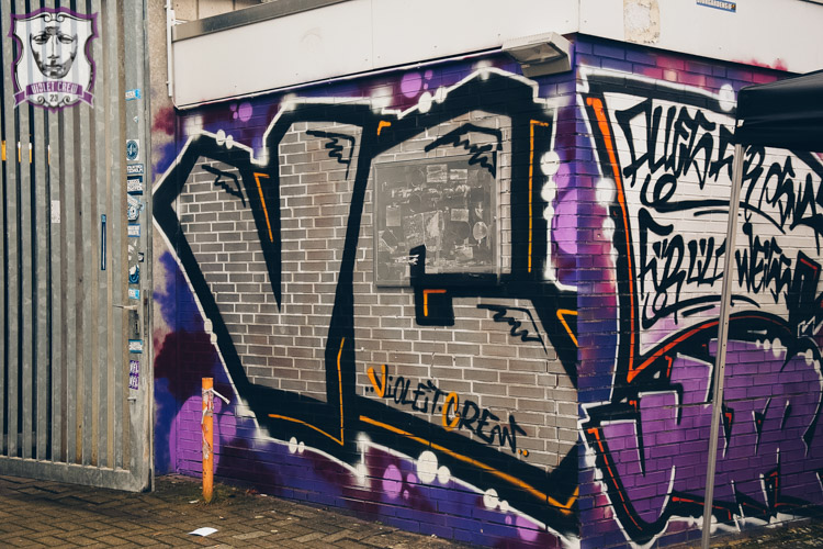 Graffiti mit "VC"-Schriftzug. Die Abkürzung der Violet Crew.