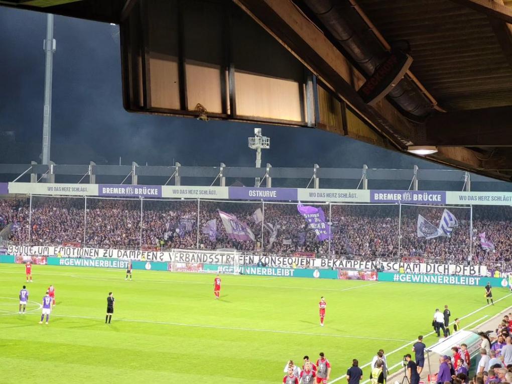 Flutlichtspiel im Stadion an der Bremer Brücke - Faszination Fankurve