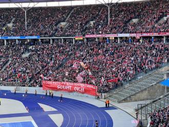 Spruchband der FC Bayern-Fans im Gästeblock.