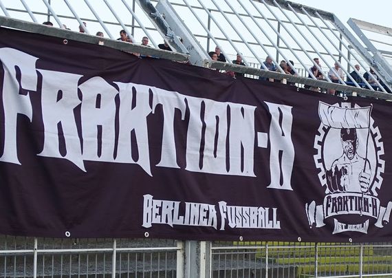 "Fraktion-H Ost Berlin"-Zaunfahne am Stadionzaun.