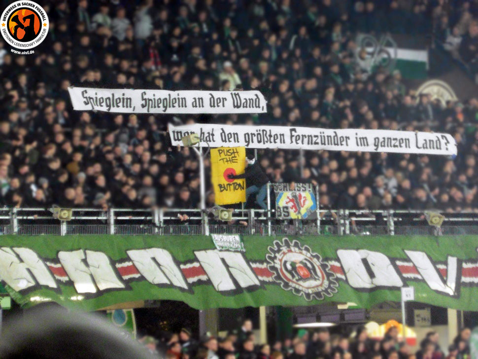„Spieglein, Spieglein an der Wand, wer hat den größten Fernzünder im ganzen Land?“-Spruchband der Ultras von Hannover 96.