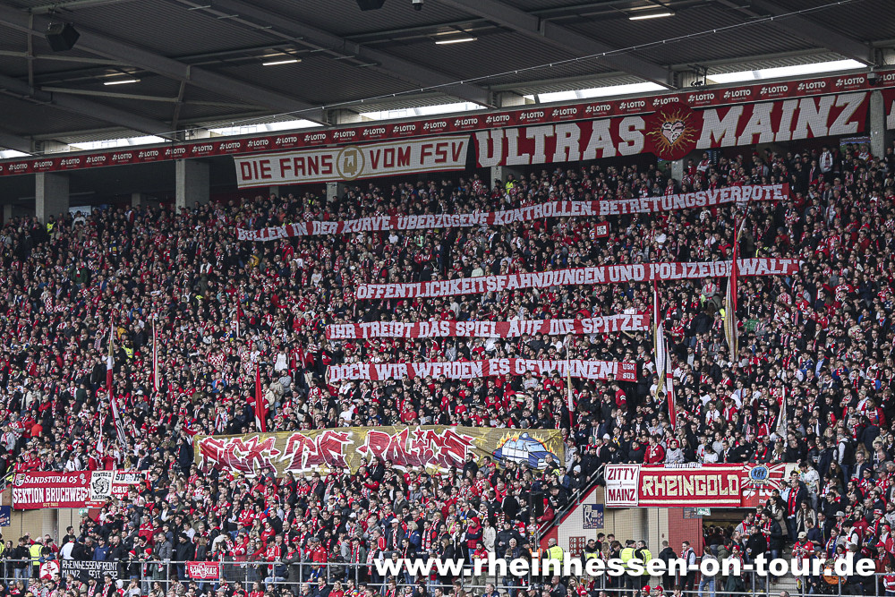 Spruchband von Ultras des 1. FSV Mainz 05 in Richtung der Polizei.