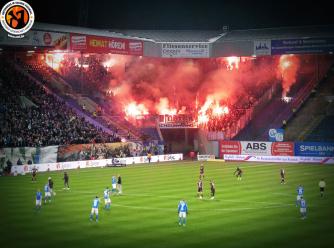 Die Pyroshow der FC St. Pauli-Fans mit Bengalischen Fackeln im Gästeblock vor Anpfiff der 2. Halbzeit.