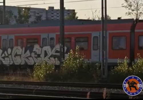 Kickers-Graffiti auf einem rot-weißen Zug der Deutschen Bahn.