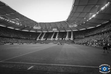 Schwarz-Weiß Bild einer HSV-Choreografie im Volksparkstadion.
