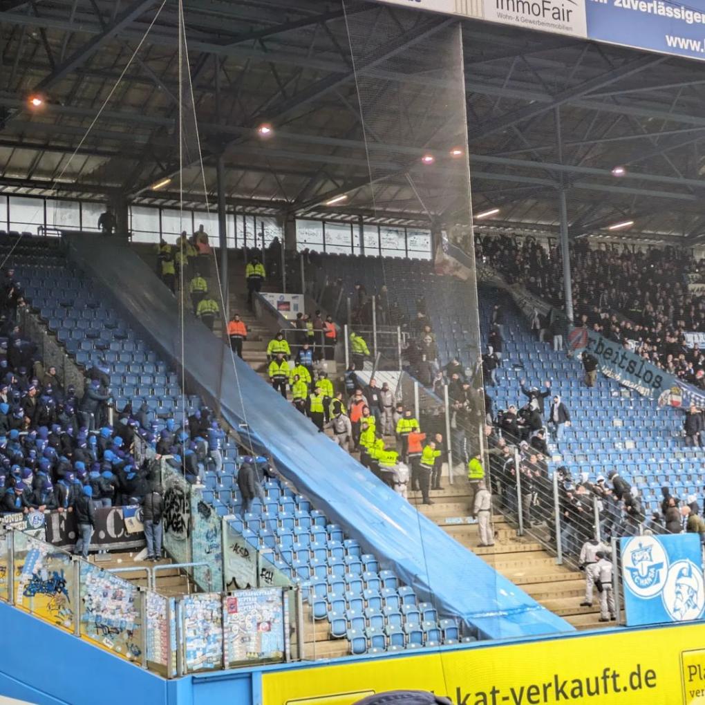 Schalke-Fans brachen aus dem Gästeblock aus, Rostocker machten sich auch auf den Weg. Zu einem Aufeinandertreffen kam es aber nicht.