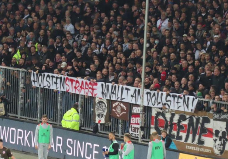 FC St. Pauli-Fans beim Derby mit einer Anspielung auf eine andere Auseinandersetzung.