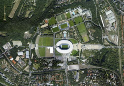 Luftbild vom Olympiastadion um dem angrenzenden Schenkendorfplatz.